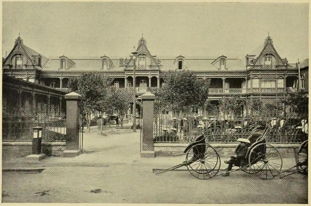 Courtyard of Grand Hotel at Yokohama (Japan: Described and Illustrated by the Japanese, Section 4, leaf 43)