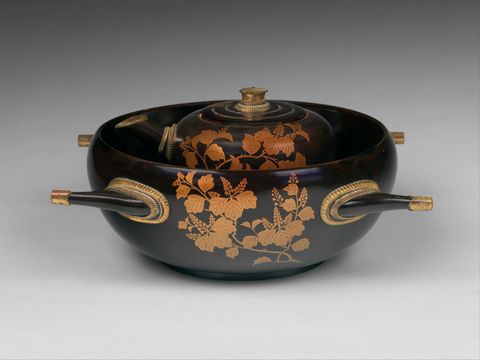 Four-Handled Basin (Tsunodarai) and Pitcher (Hanzō) with Paulownia and Foliage Scroll