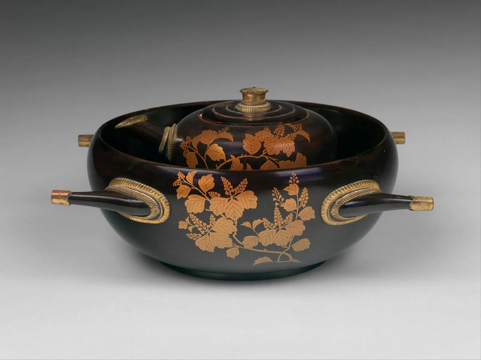 Four-Handled Basin (Tsunodarai) and Pitcher (Hanzō) with Paulownia and Foliage Scroll