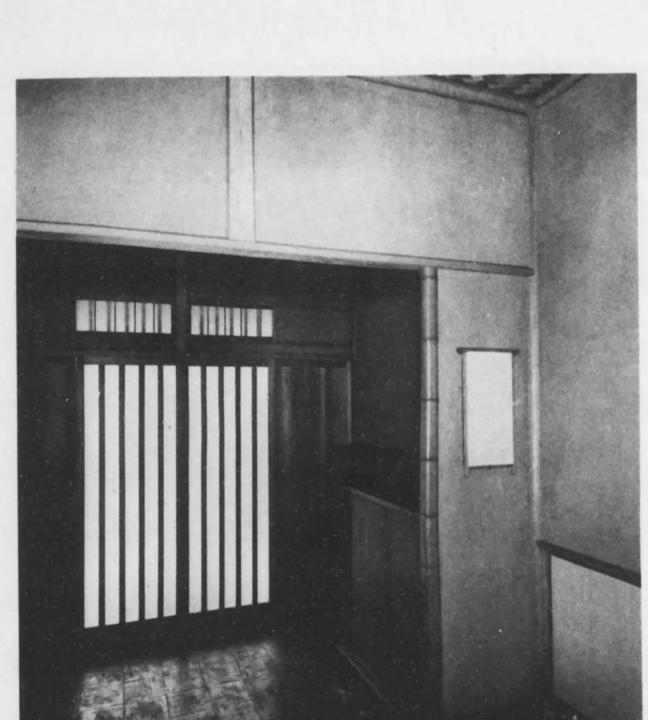 小住宅の玄関の内部（建築写真類聚 制限小住宅集 巻1）