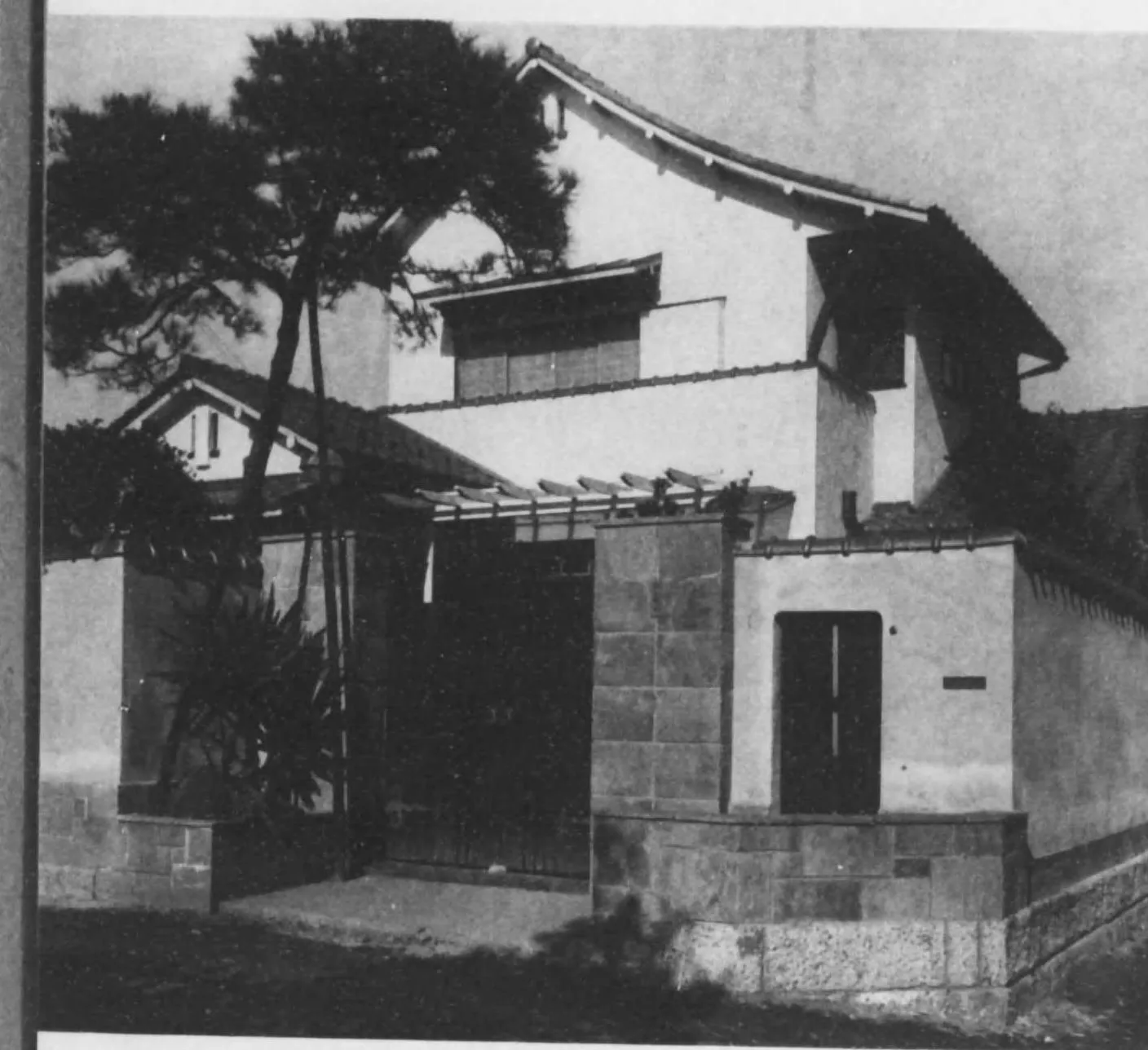 白壁の小住宅と門（建築写真類聚 制限小住宅集 巻1）