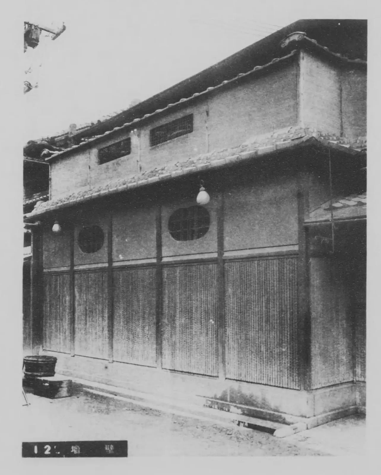 二階建ての漆喰と板張りの外壁（建築写真類聚 墻壁）