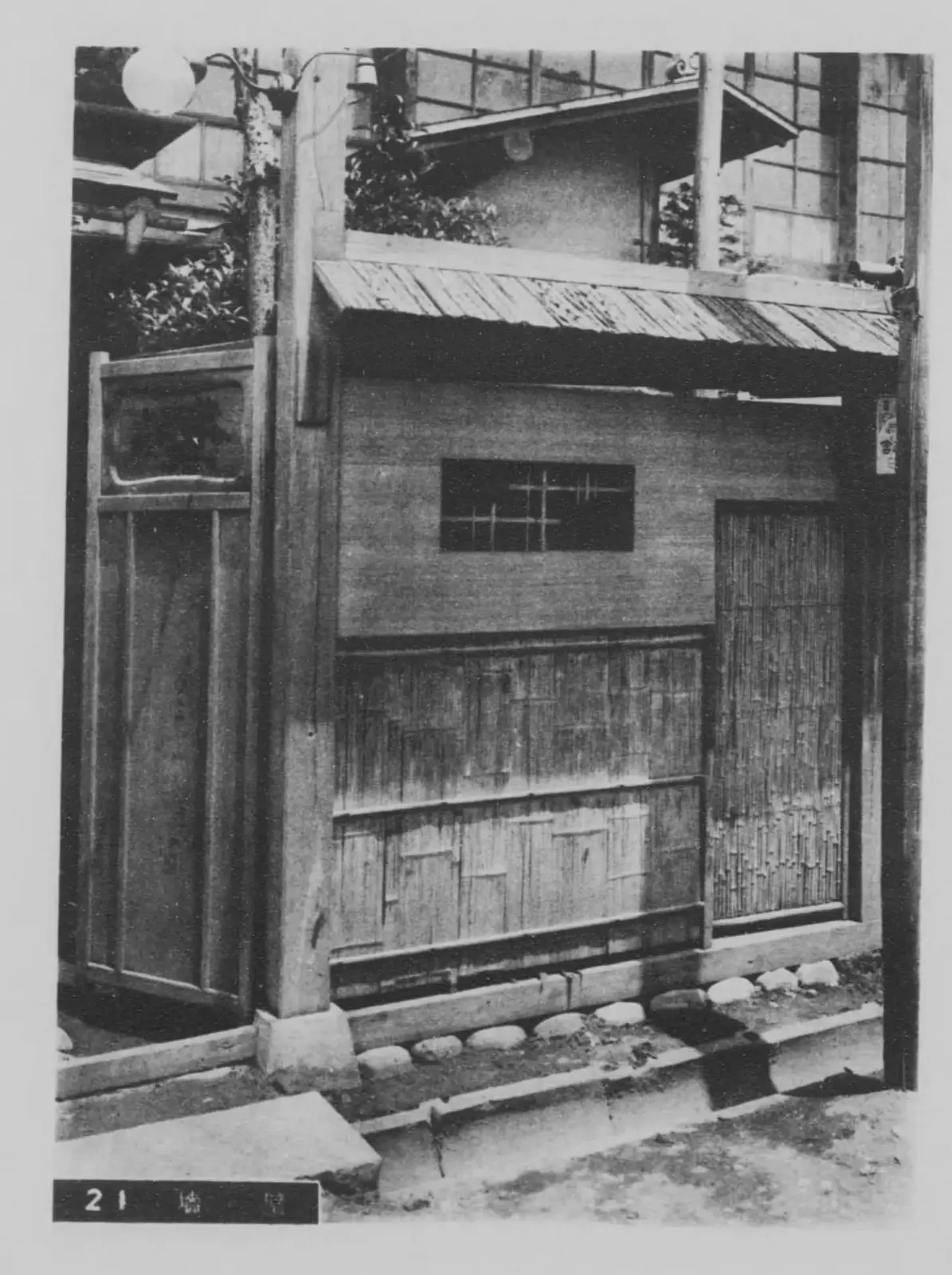 板張りの外壁と小窓（建築写真類聚 墻壁）
