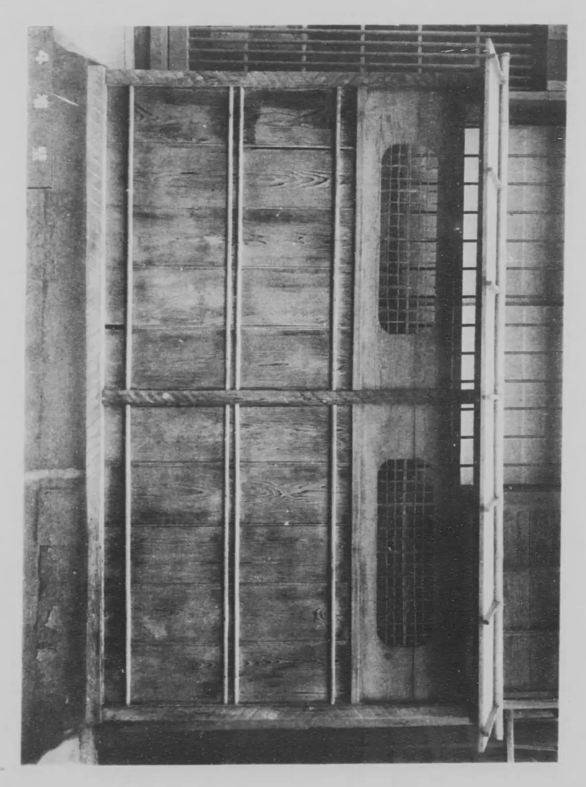 板張りの外壁と格子の窓（建築写真類聚 墻壁）