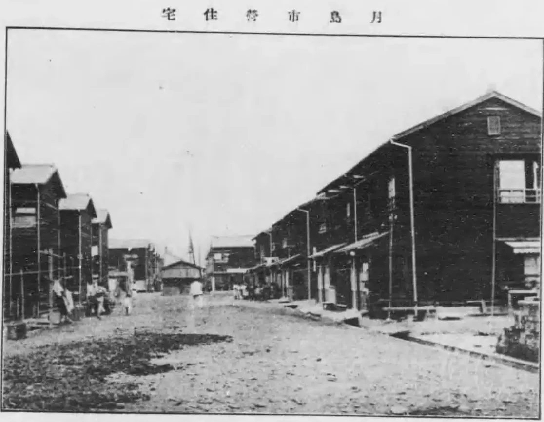 月島の市営住宅の通り（2 階建ての長屋）（東京市社会局年報 大正12-15年（別冊））
