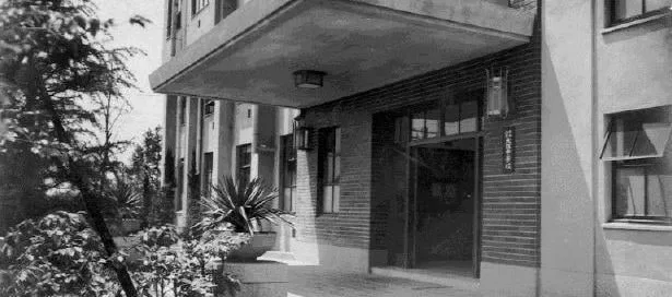 日本大学大阪中学校 玄関