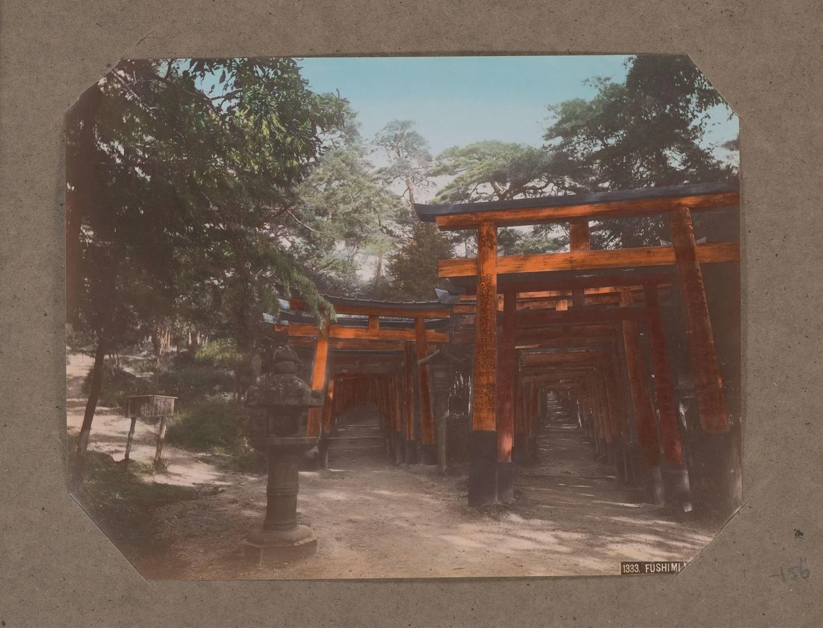 Twee Torii-galerijen van het Fushimi Inari-taisha tempelcomplex in Kyoto, Japan