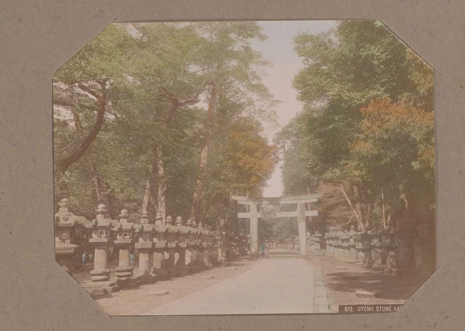 Stenen lantaarns langs een weg in een park in Ueno, Tokyo, Japan