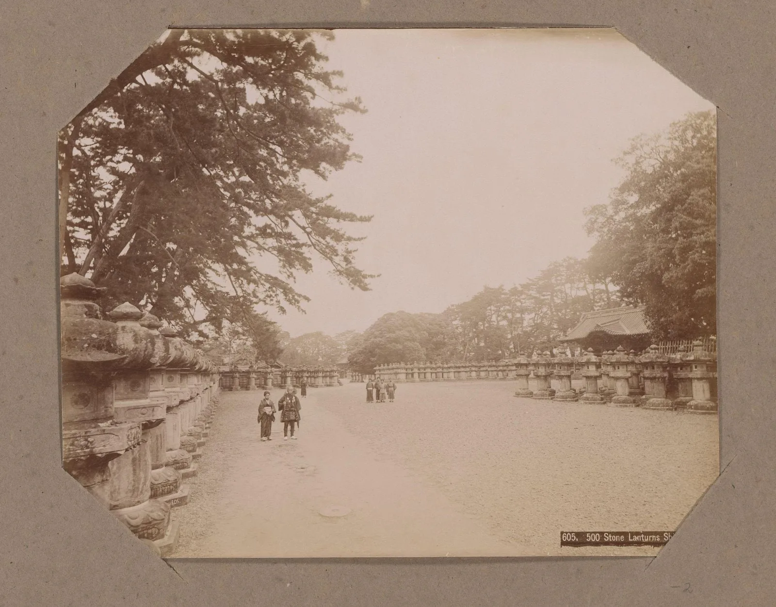 Vijfhonderd stenen lantaarns langs een weg in een park in Shiba, Tokyo, Japan