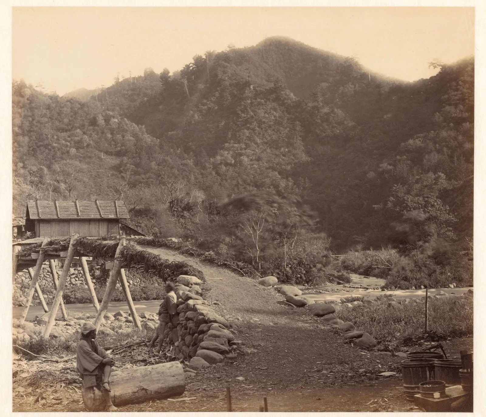 Brug in het dal van Mayonashi in Japan